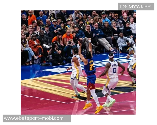 普理查德半场表现出色8投5中三分球命中率高达667贡献12分1篮板3助攻