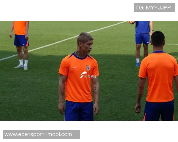 山东泰山队在武汉体育中心进行赛前踩场训练为即将到来的比赛做好准备 山东泰山队在武汉体育中心进行赛前踩场训练为即将到来的比赛做好准备